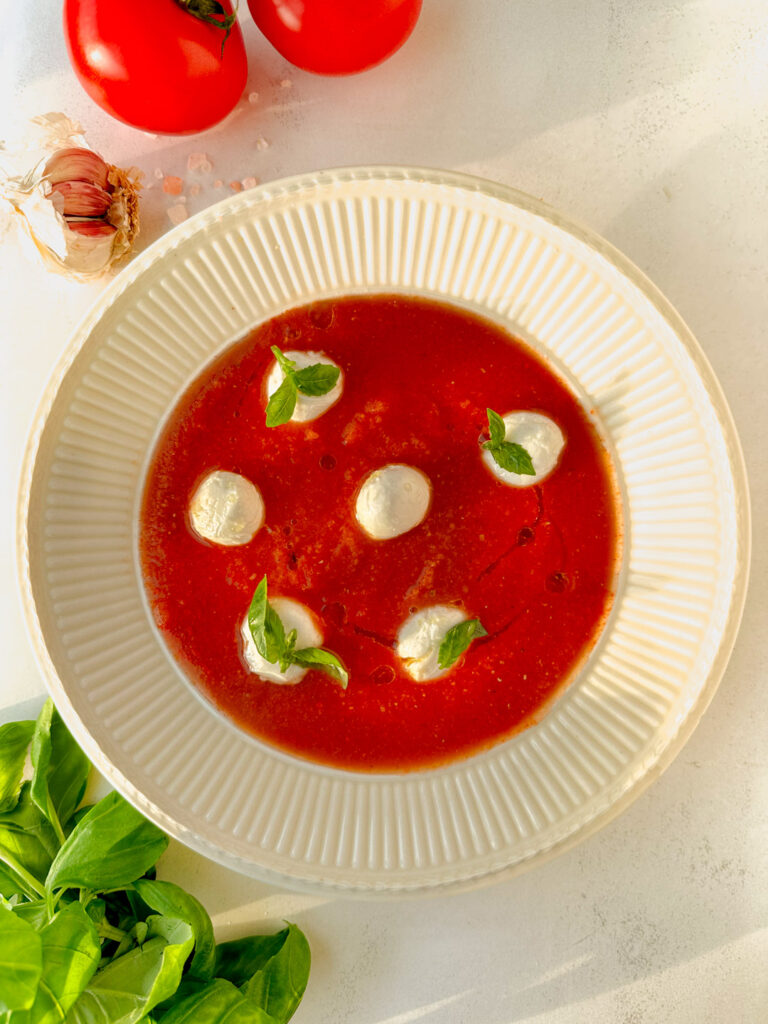 Pomidorowa zupa krem z mini mozarellą