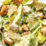 salatka cezar keto lowcarb z krakersami serowymi