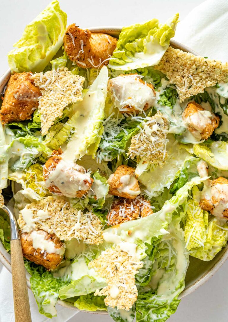 Sałatka Cezar Keto – niskowęglowodanowa wersja z chipsami parmezanowymi (bez grzanek!) salatka cezar keto lowcarb z krakersami serowymi