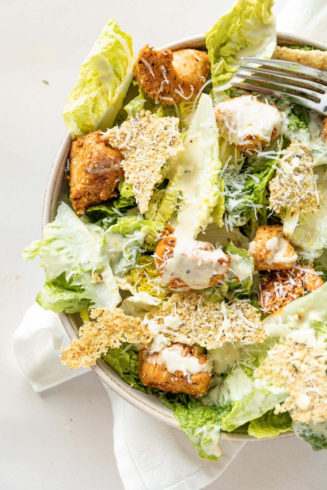 salatka cezar keto lowcarb z krakersami serowymi