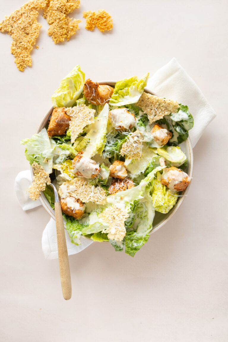 Sałatka Cezar z wysokobiałkowym sosem i chrupiącymi chipsami parmezanowymi Salatka cezar keto