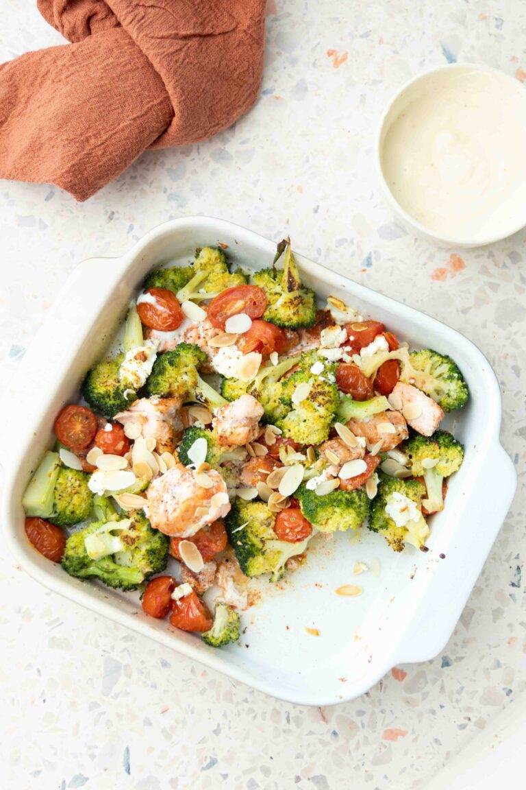 Zapiekany łosoś z fetą, brokułem i sosem czosnkowym Pieczony łosoś z brokułem keto