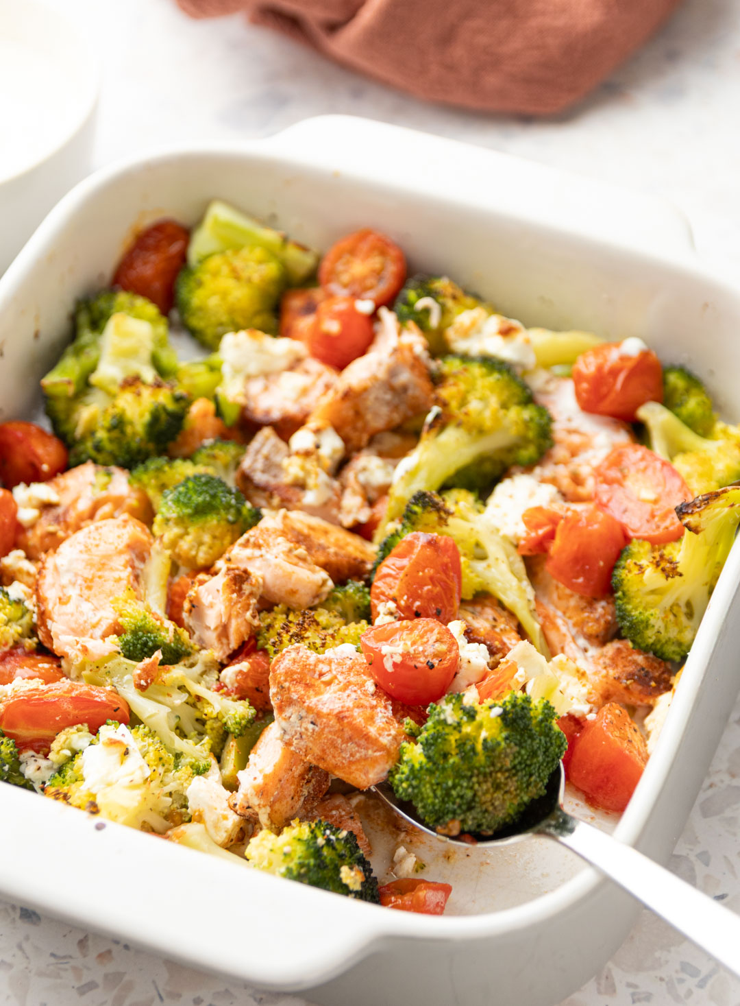 Pieczony łosoś z brokułem keto