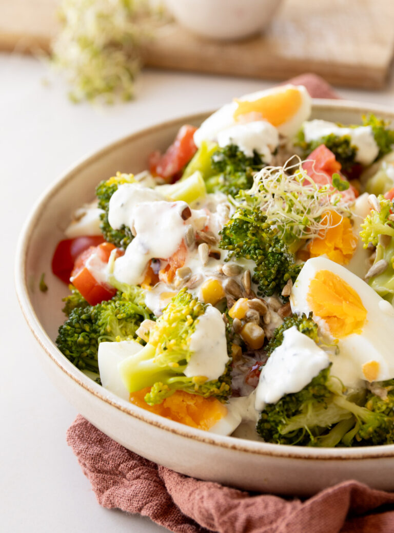 Sałatka z brokułem, jajkiem i sosem czosnkowym sałatka keto z brokulem