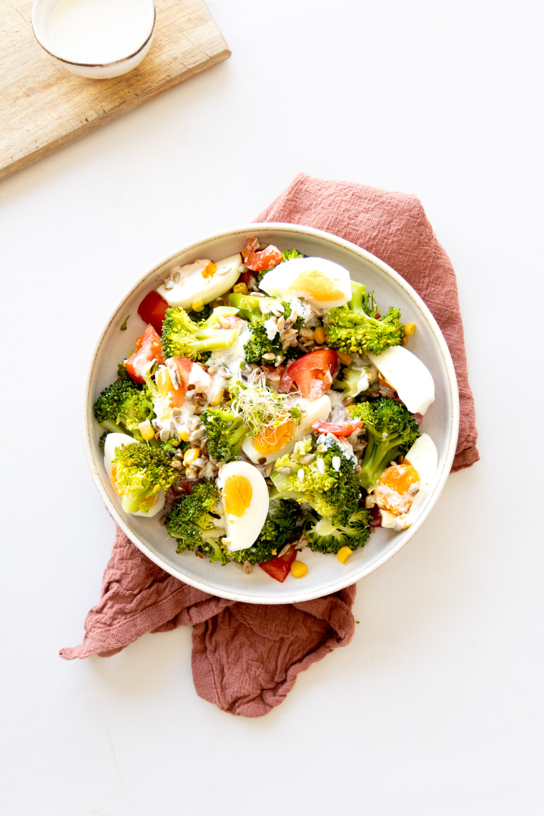 Salatka keto z brokulem, jajkiem i sosem czosnkowym