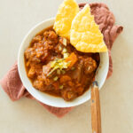 Przepis na keto gulasz z kiszonym ogórkiem