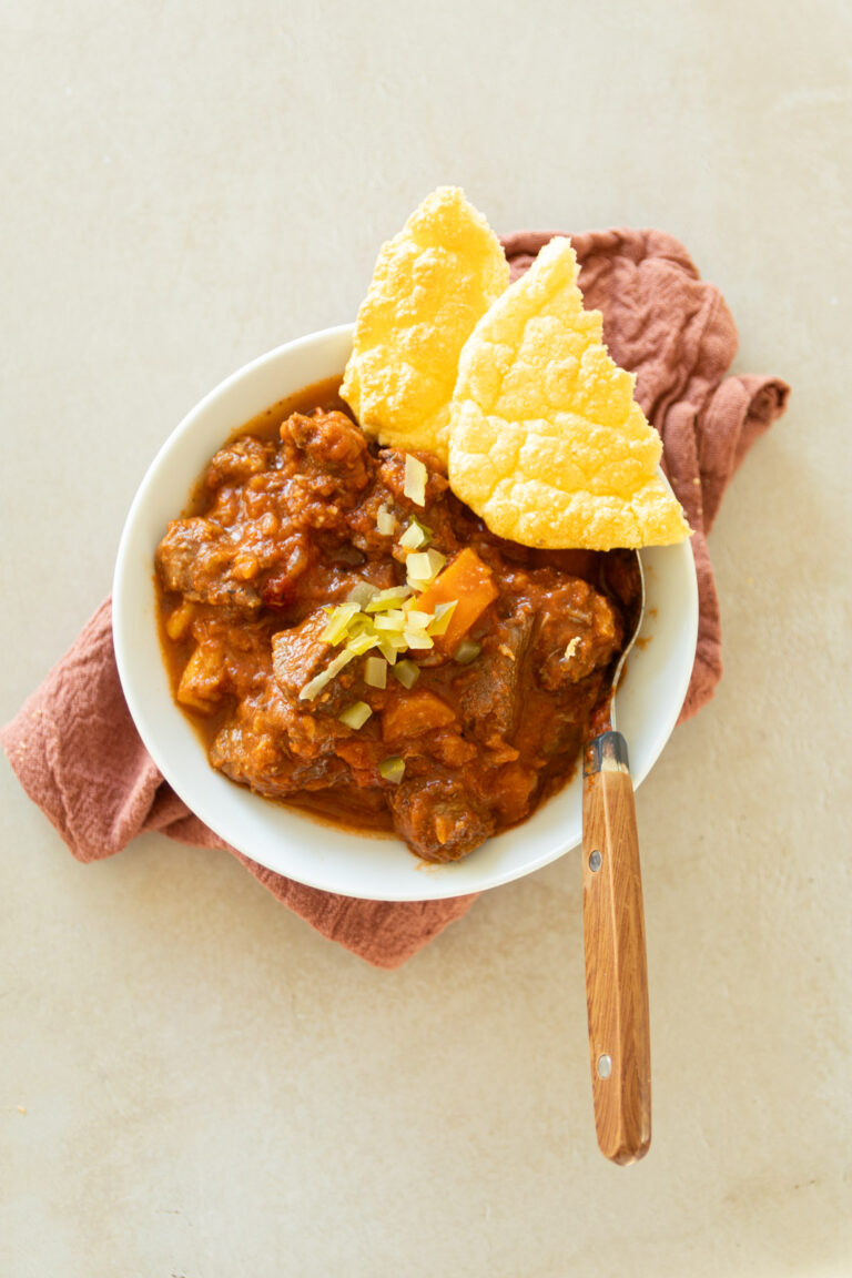 Prawdziwy polski gulasz wołowy Przepis na keto gulasz z kiszonym ogórkiem