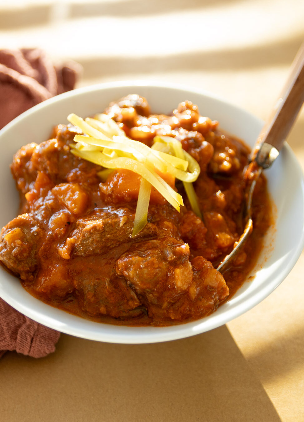 Przepis na keto gulasz z kiszonym ogórkiem