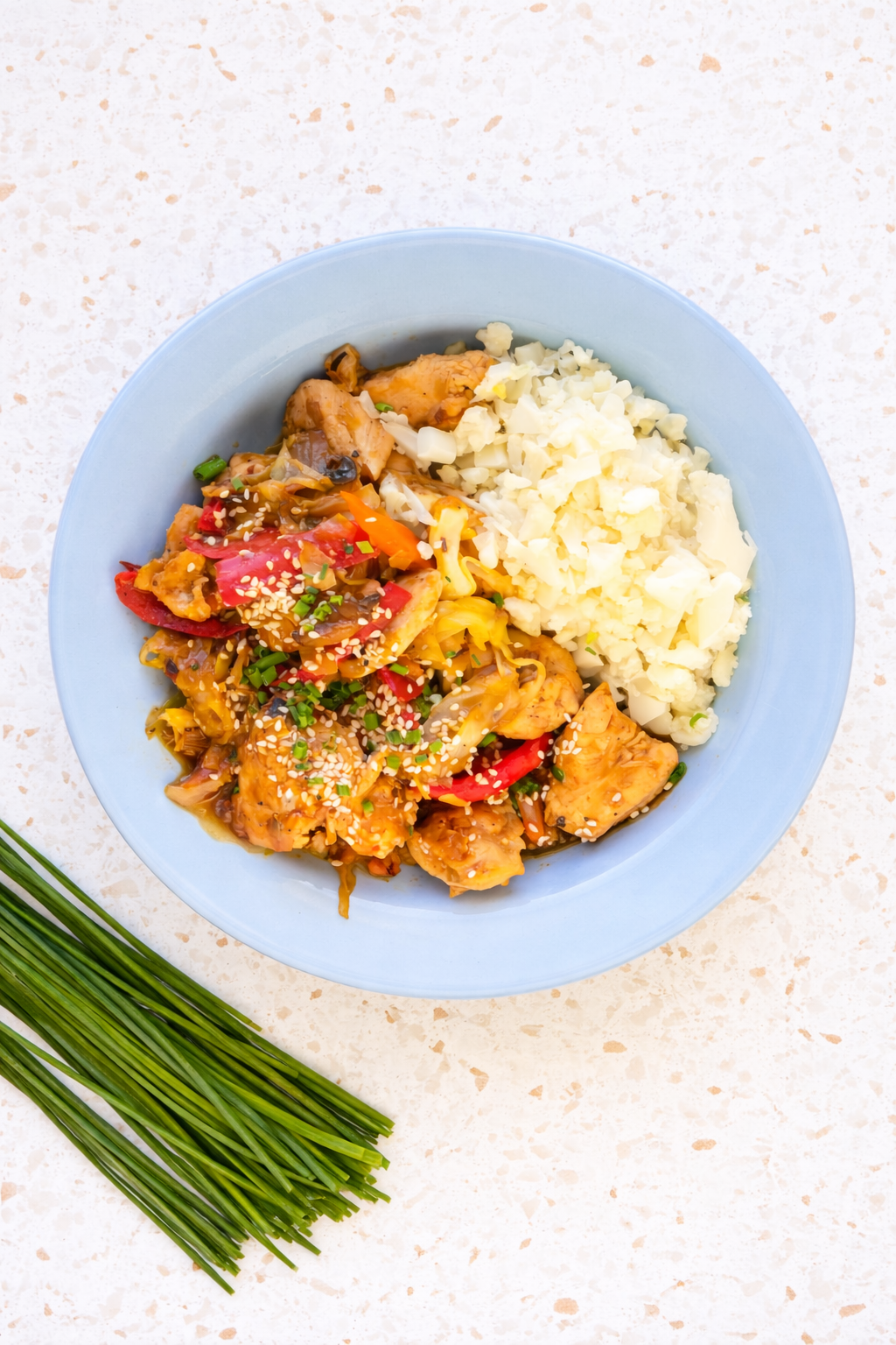 Kurczak po azjatycku keto z warzywami w sosie sojowym danie lowcarb