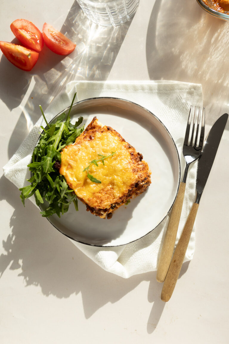 Lasagne z bechamelem keto na talerzu