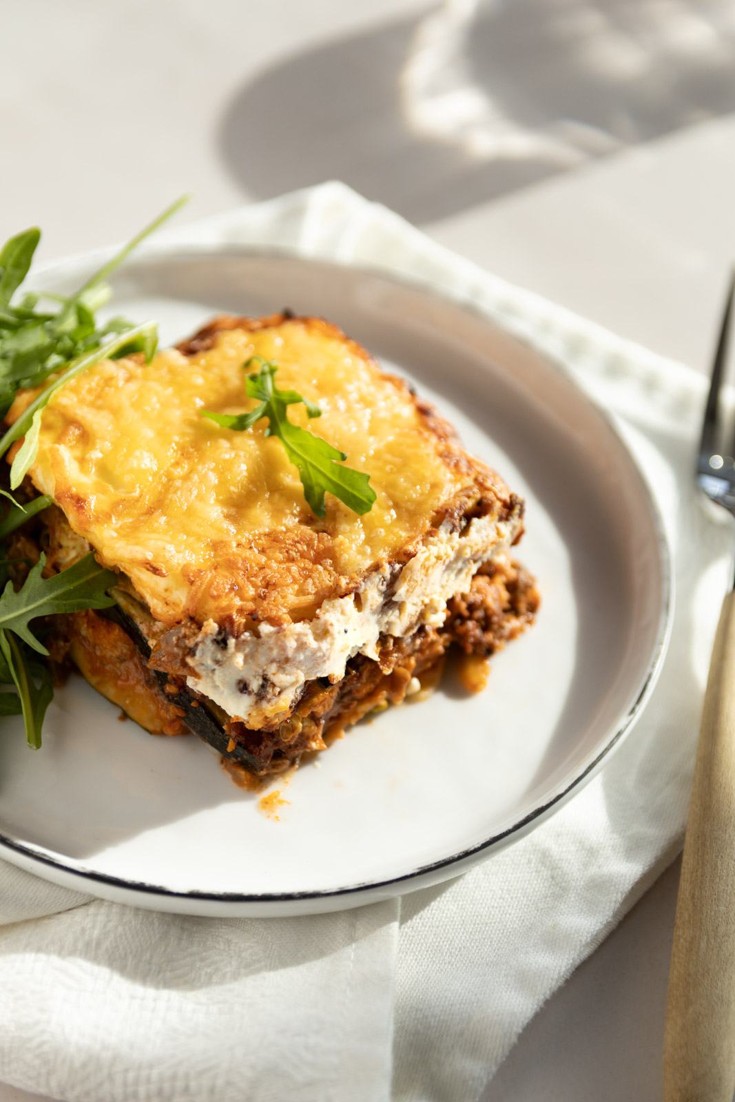 Lasagne z bechamelem keto na talerzu