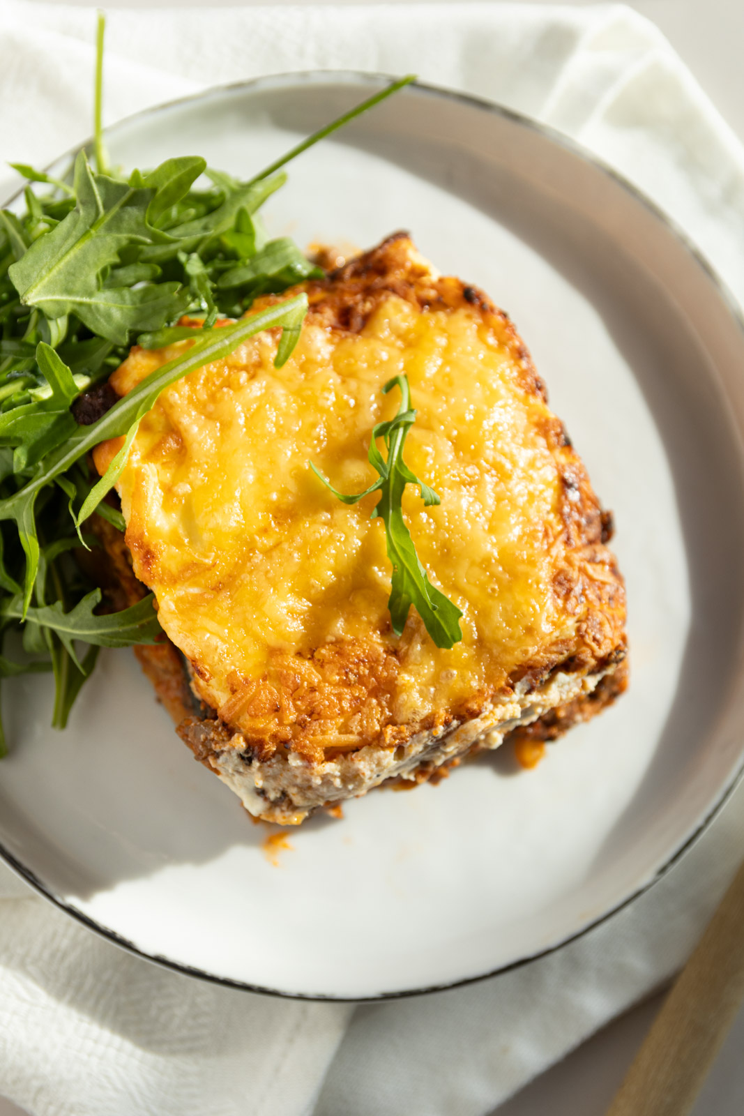 Lasagne z bechamelem keto na talerzu