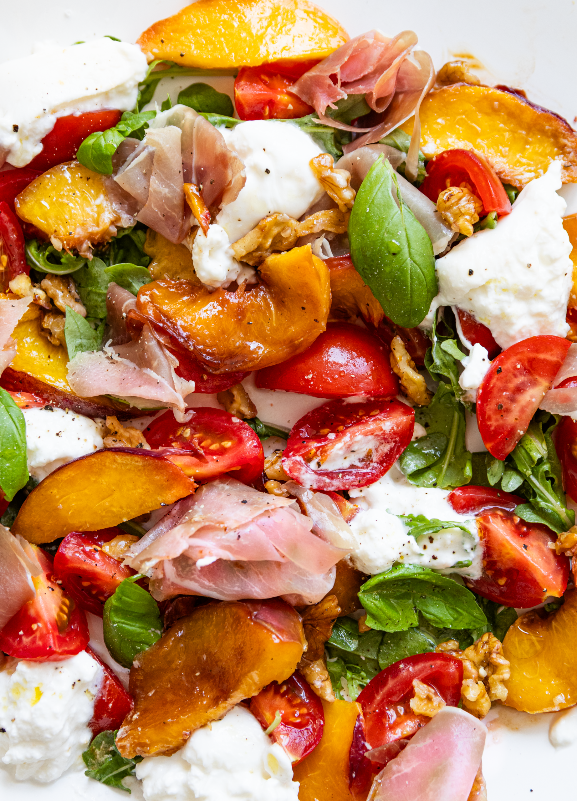 Salatka z brzoskwinia i buratta keto lowcarb
