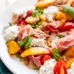 Salatka z brzoskwinia i buratta keto lowcarb