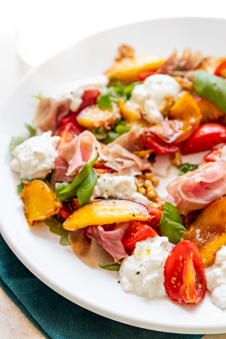 Salatka z brzoskwinia i buratta keto lowcarb