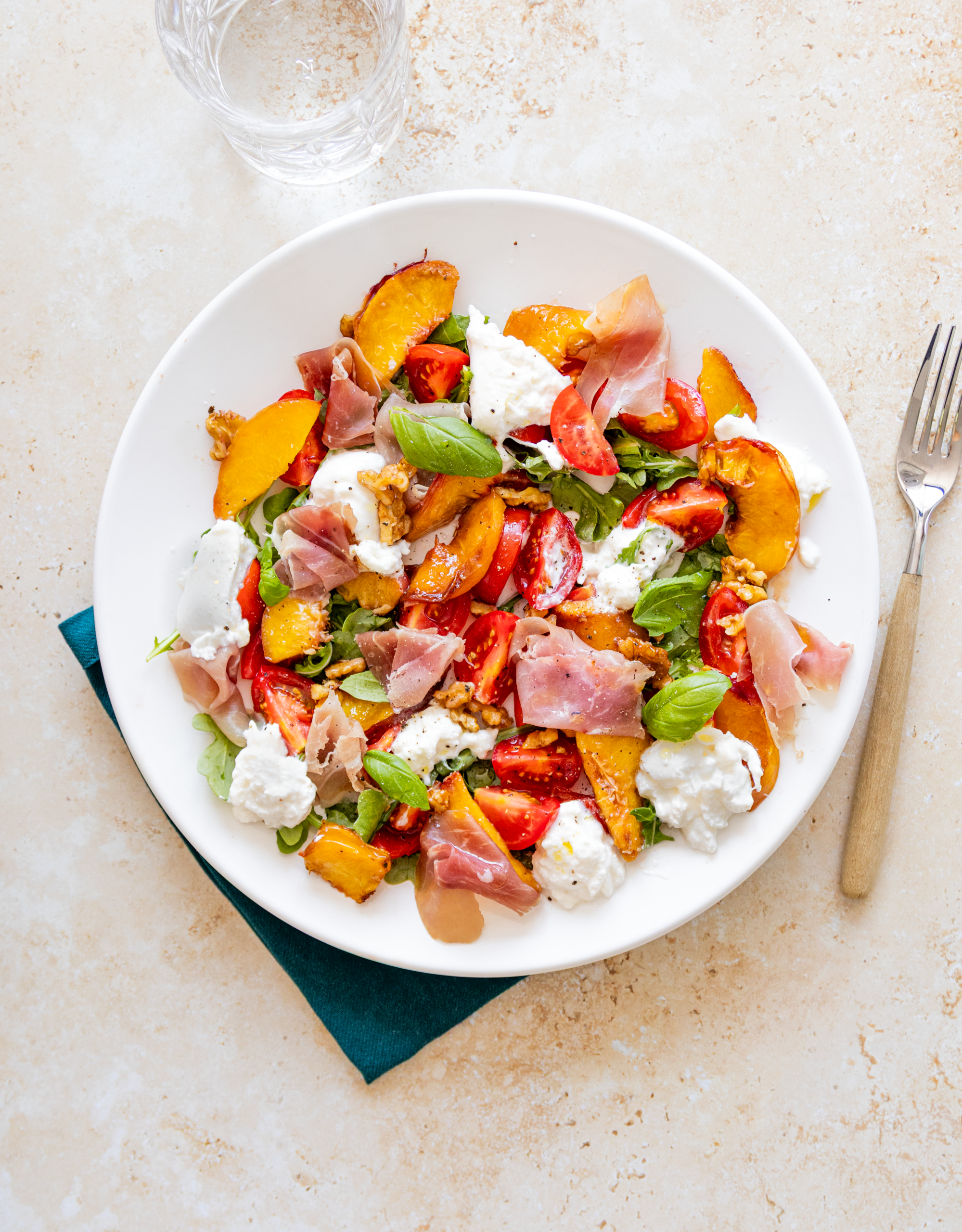 Salatka z brzoskwinia i buratta keto lowcarb